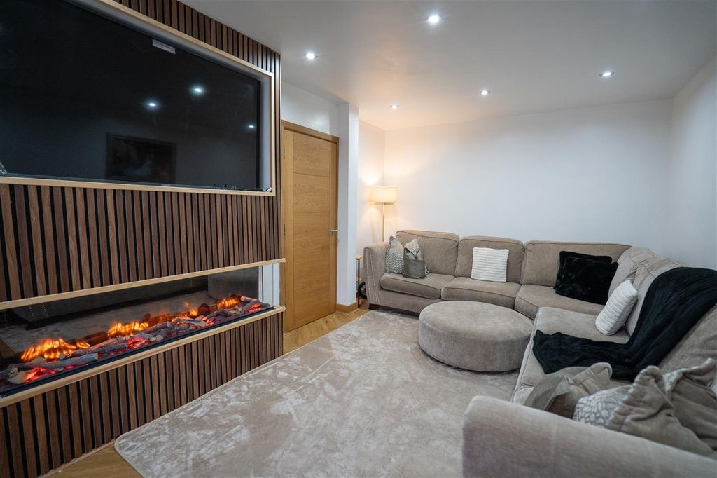 Property photo 3 of 21 Lounge