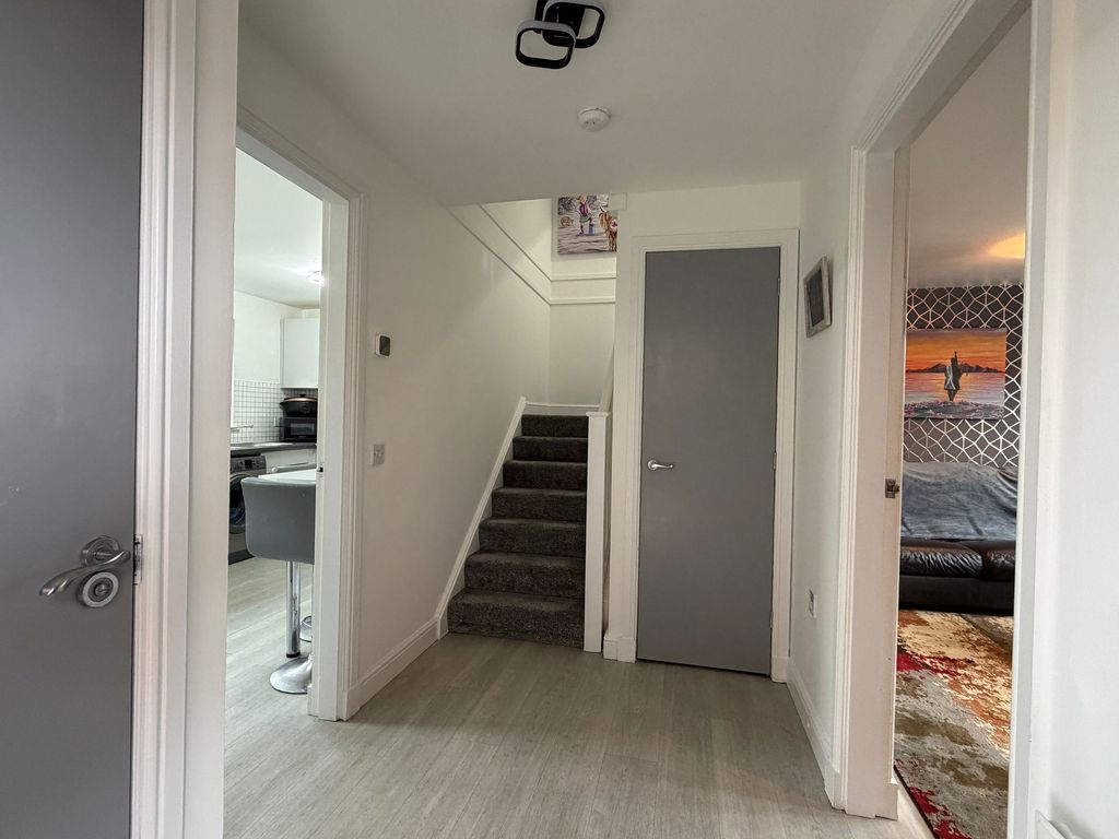 Property photo 2 of 19 Entrance Hallway