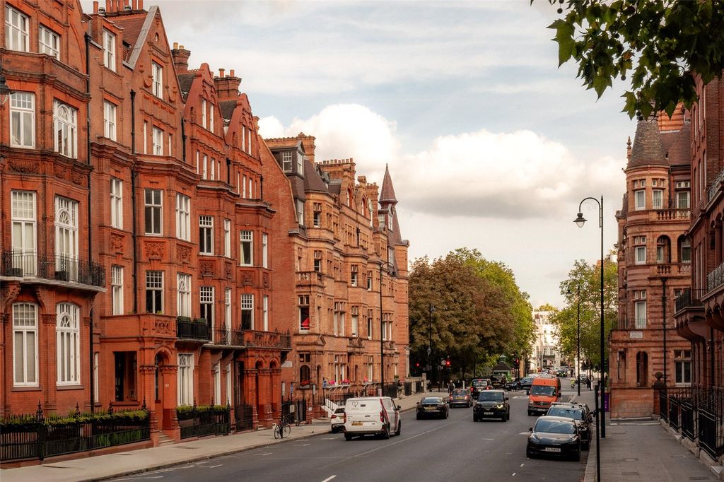 Property photo 2 of 19 Pont Street