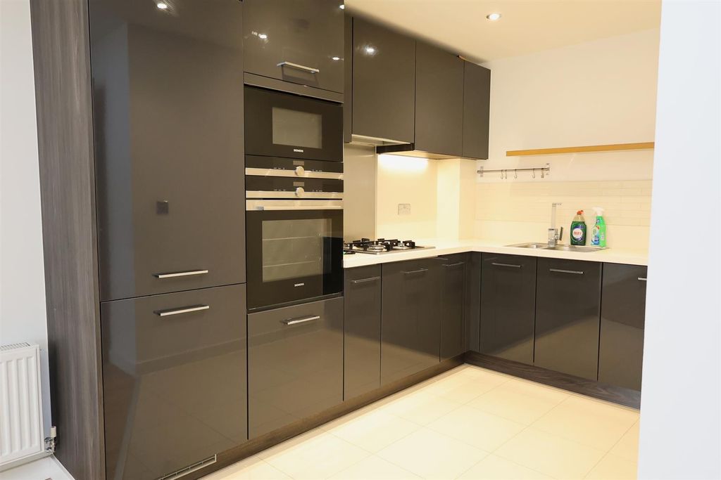 Property photo 3 of 9 Kitchen