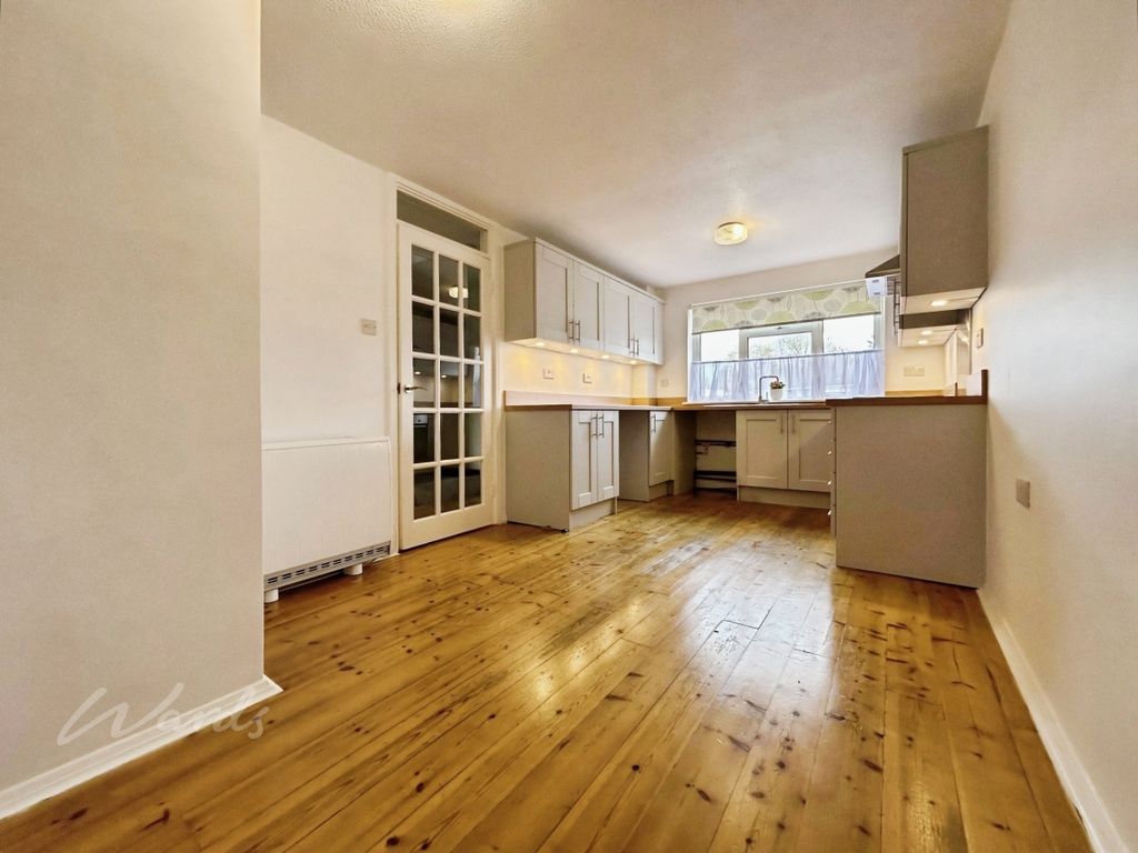 Property photo 3 of 12 Kitchen