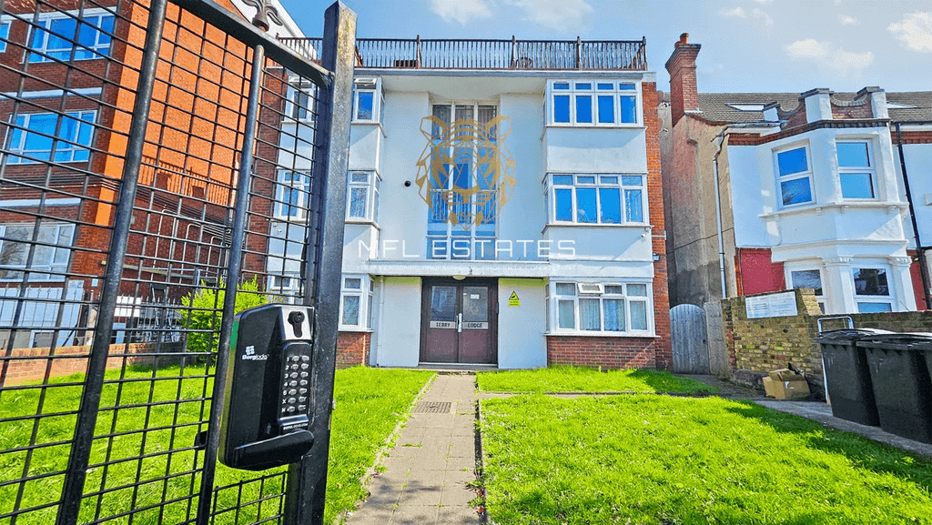 Property photo 1 of 13 London Road, Thornton Heath, Cr7 7Hu Draft