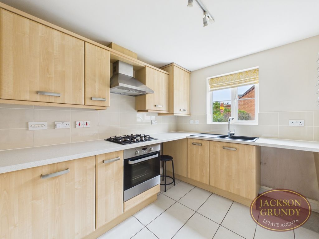 Property photo 3 of 17 Dennetts Close