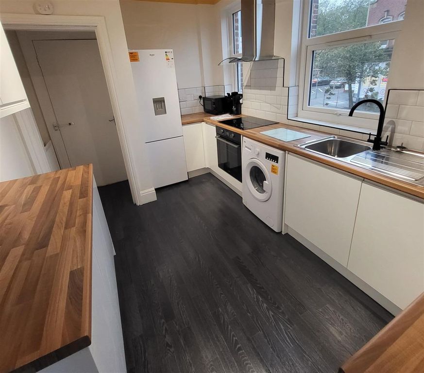 Property photo 1 of 8 140 Westoe Road, Kitchen .Jpg