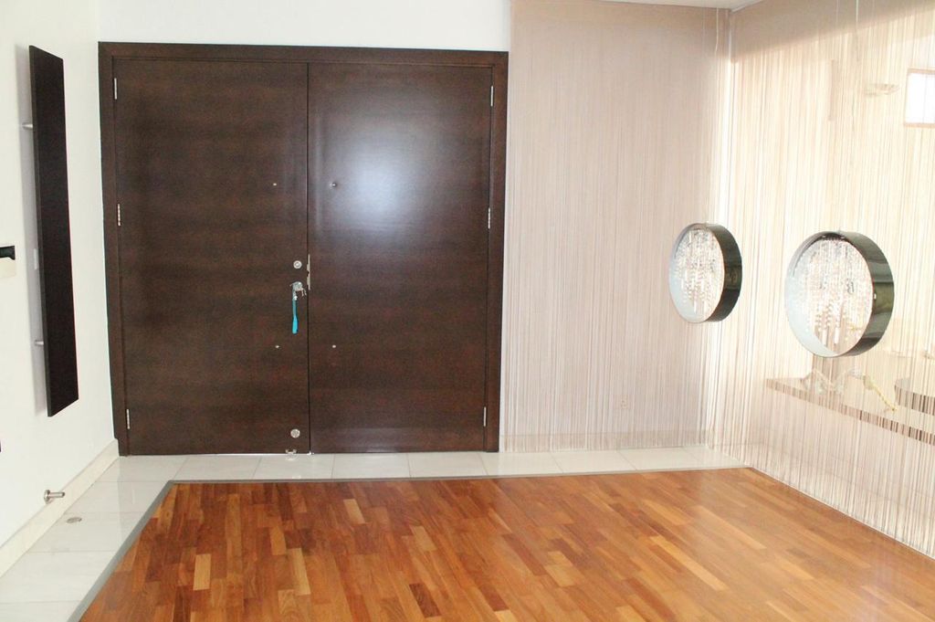 Property photo 2 of 36