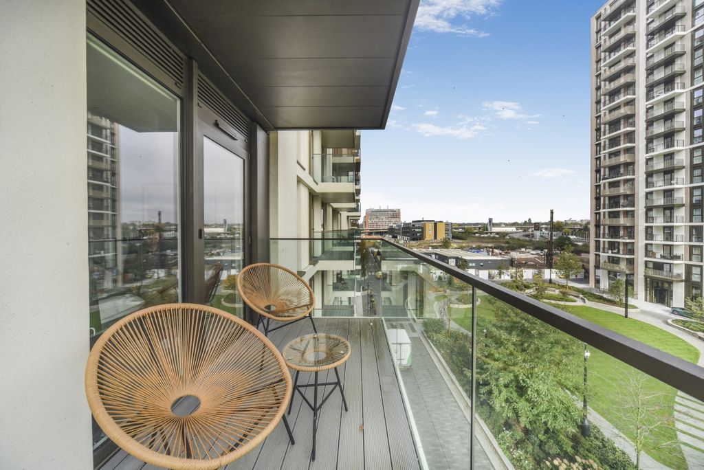 Property photo 2 of 13 Belvedere Row Apa...