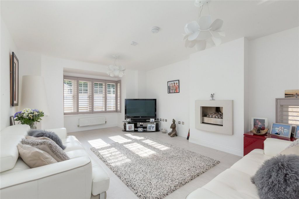 Property photo 3 of 27 Sitting Room