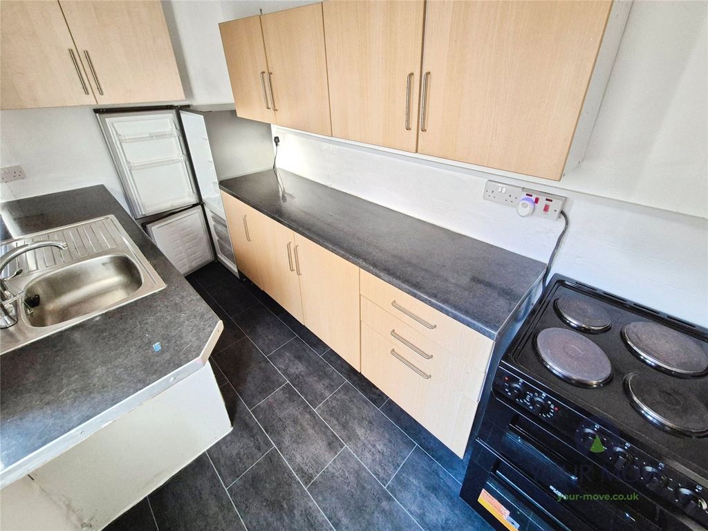 Property photo 2 of 7 Kitchen