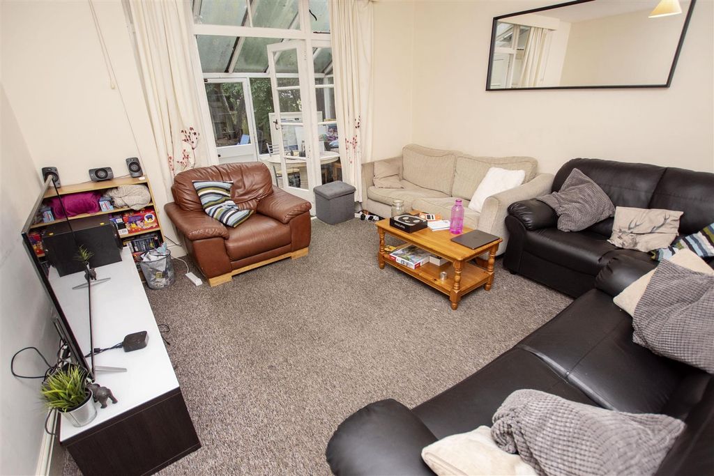 Property photo 3 of 10 Approach