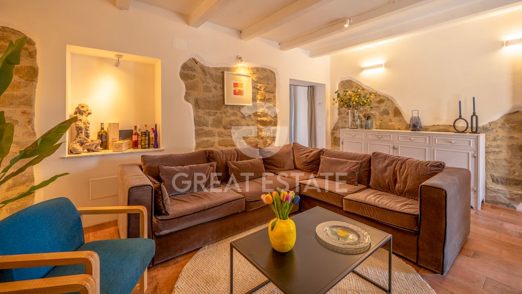 Property photo 2 of 47 Interiors