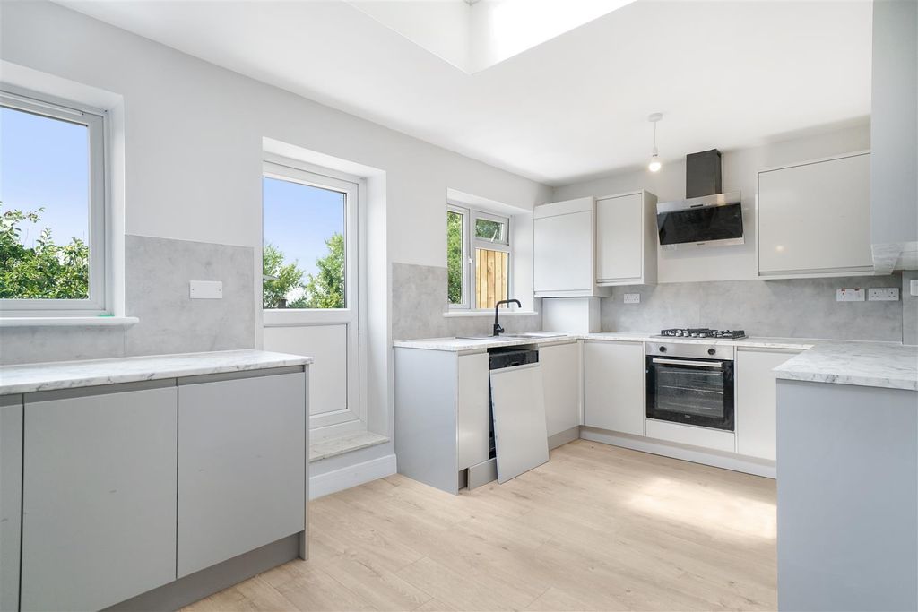 Property photo 1 of 13 63 Beverley Gardens - Iplgzn9Pigzlqtemde00.Jpg
