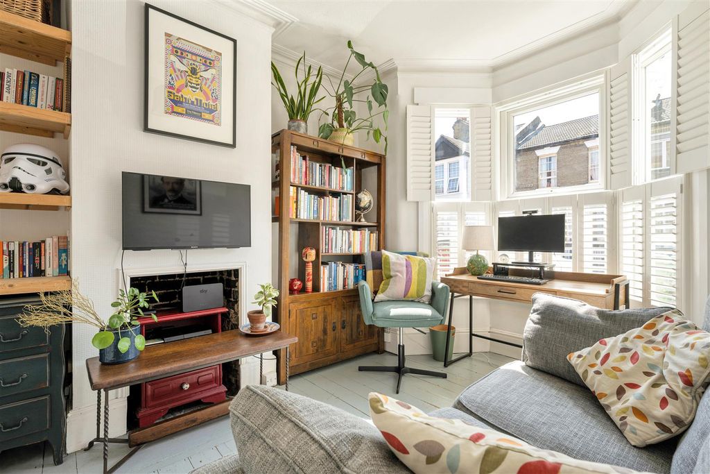 Property photo 2 of 26 Pearcroft Road, E11
