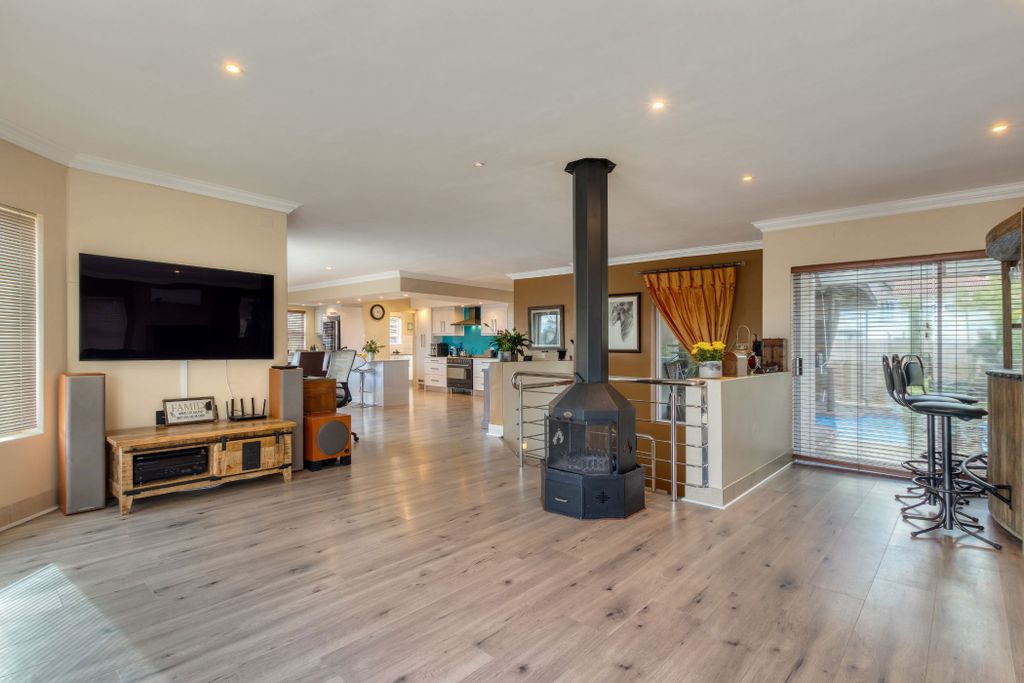 Property photo 2 of 41 Sw1707999