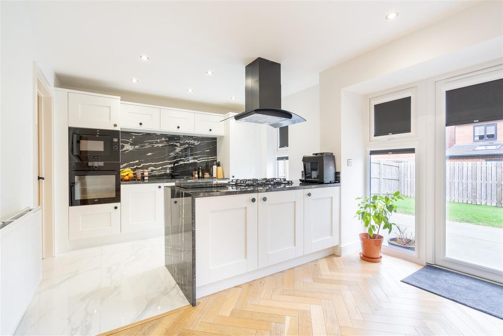 Property photo 3 of 12 Kitchen