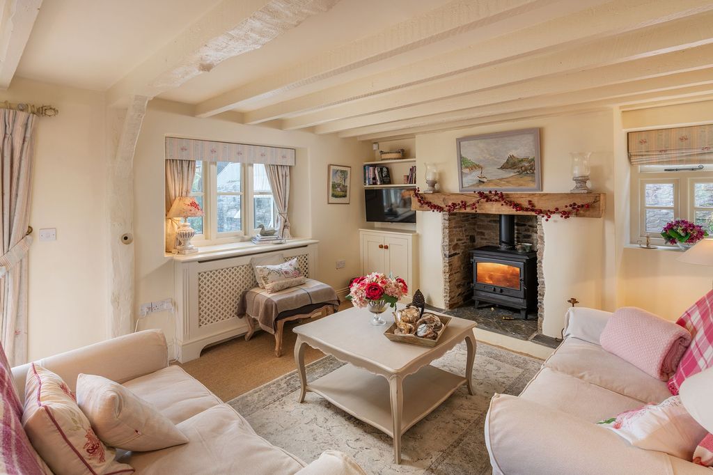 Property photo 3 of 20 Living Room_Dart View Cottage_Dittisham