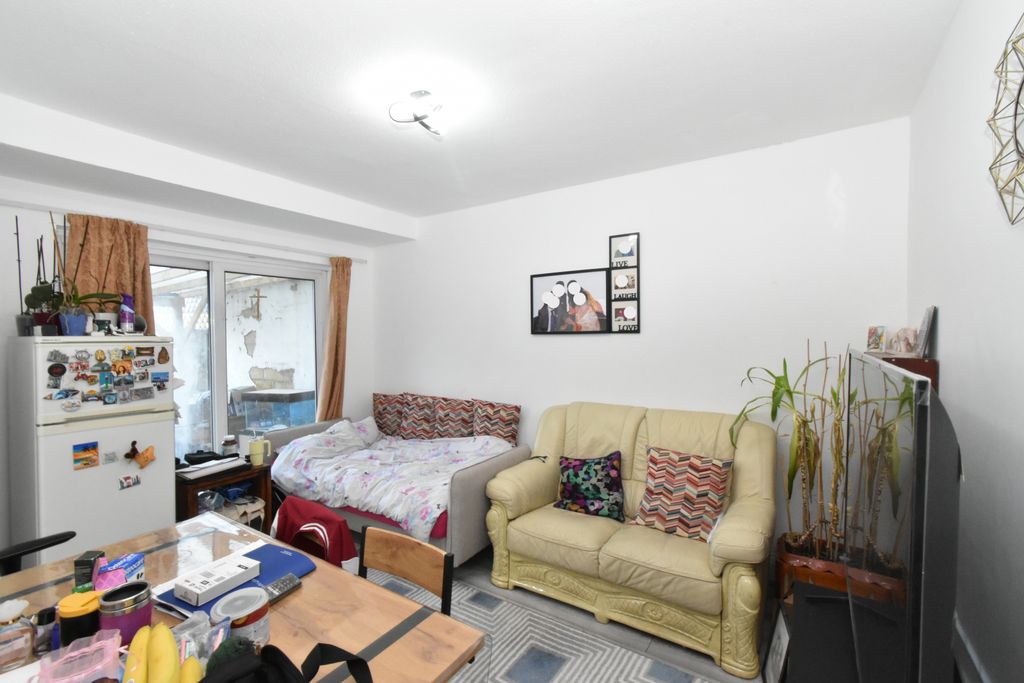 Property photo 2 of 7 Living Room