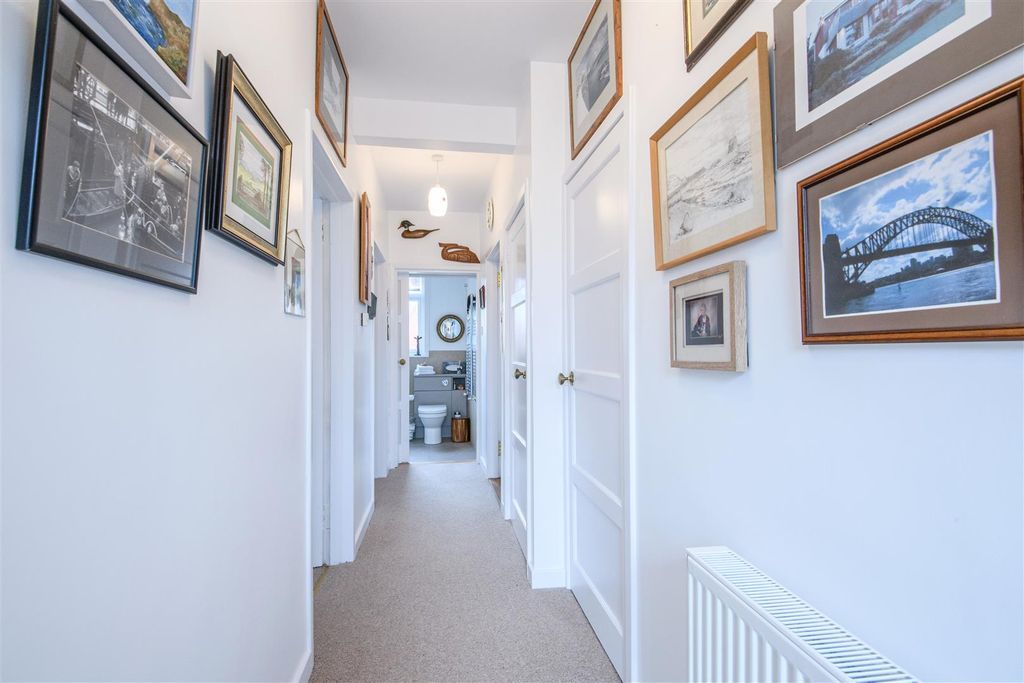 Property photo 2 of 41 Entrance Hall