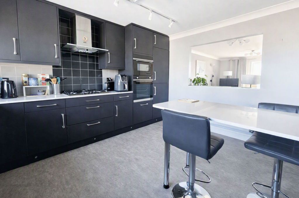 Property photo 3 of 19 Kitchen