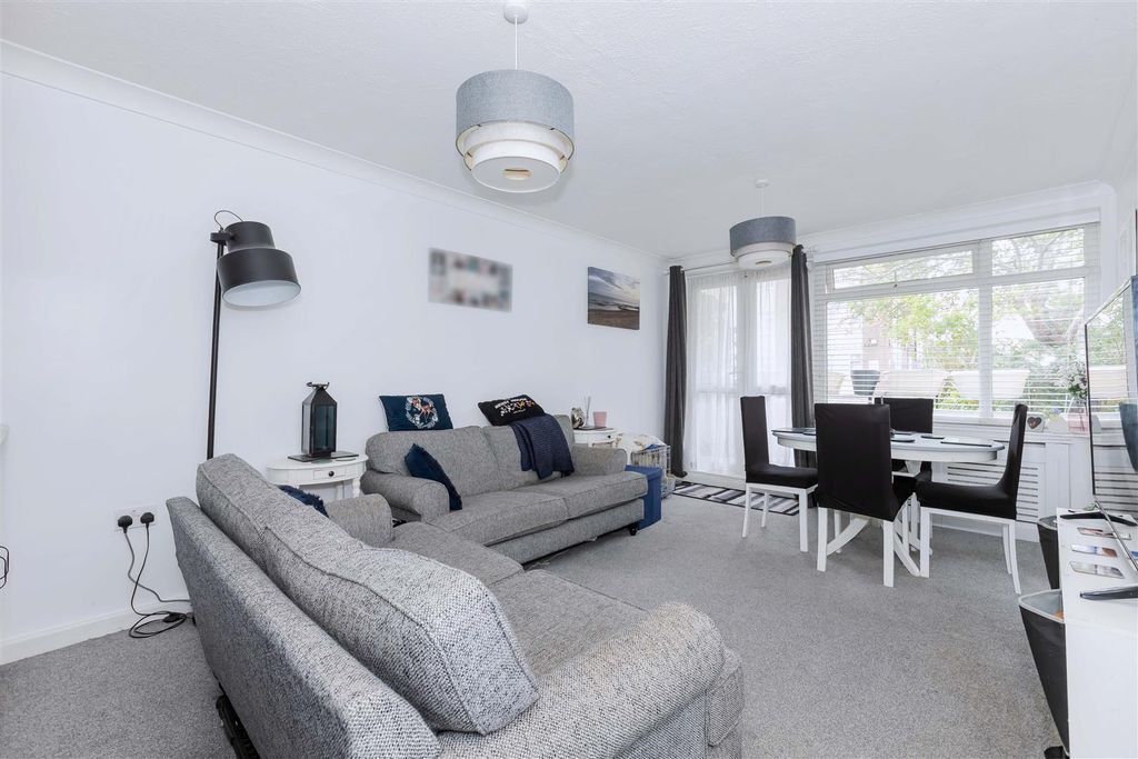 Property photo 2 of 12 Durringtons Gardens_10.Jpg