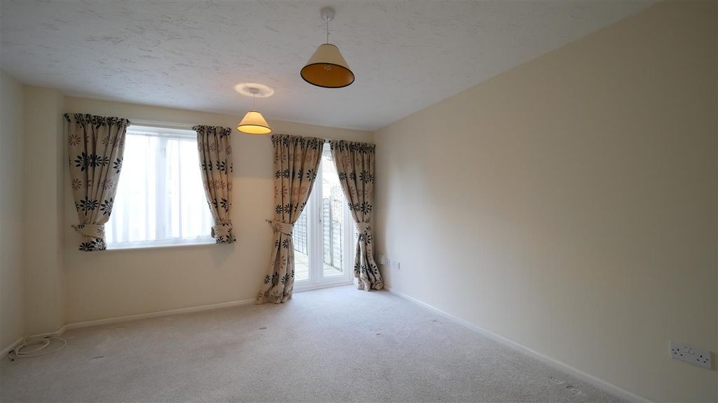 Property photo 2 of 11 Lounge