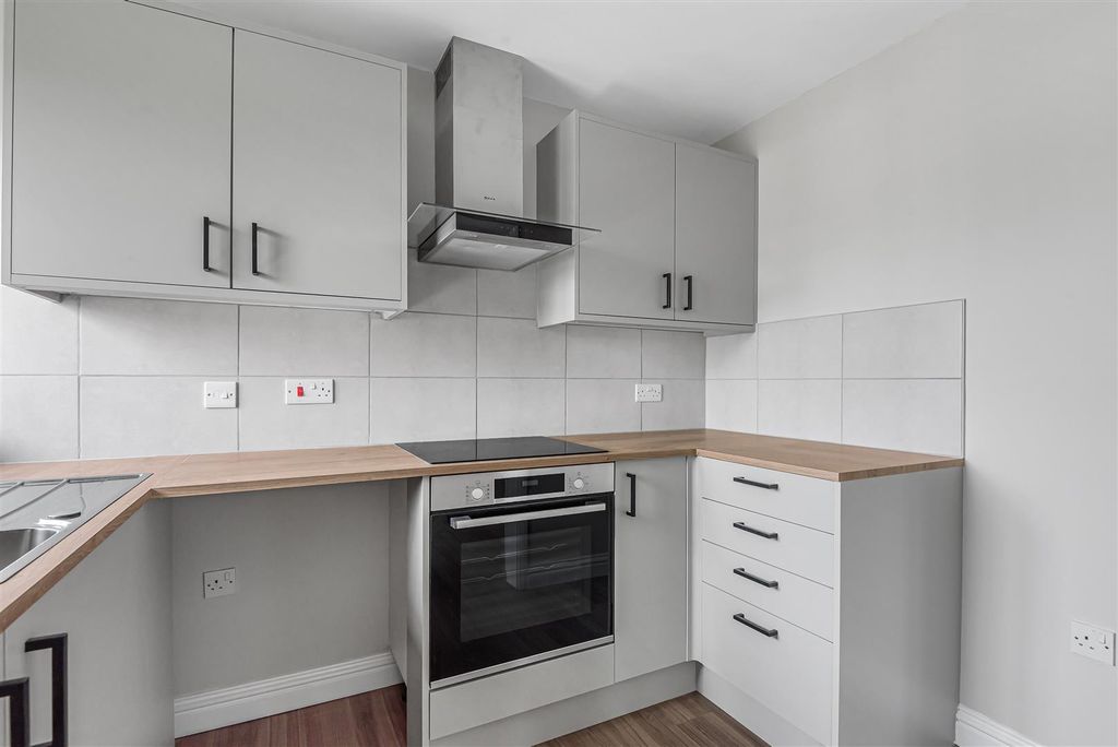 Property photo 3 of 20 Cherry Tree Court, Pier Avenue