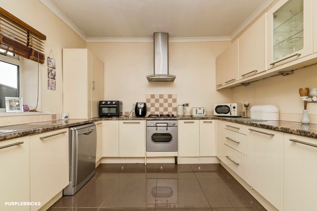 Property photo 3 of 19 Kitchen
