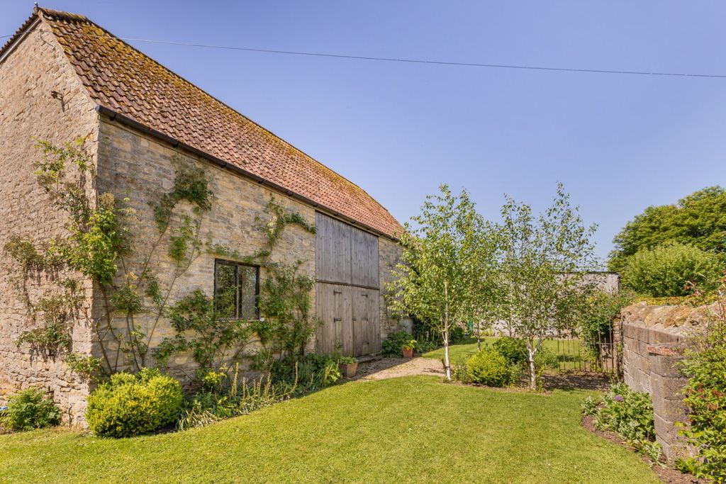 Property photo 3 of 19 Outbuildings