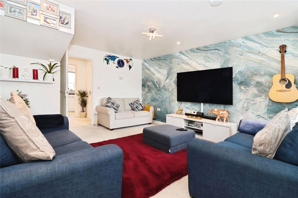 Property photo 2 of 19 Lounge