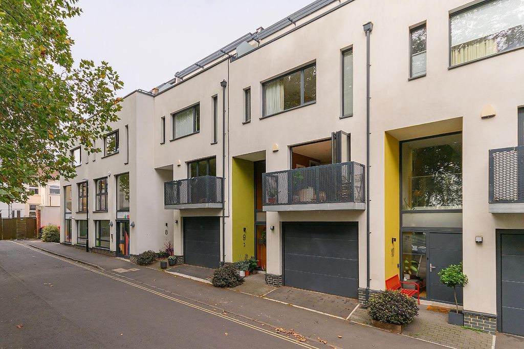 Property photo 2 of 60 0L9Tsv - External B.Jpg