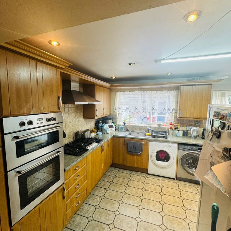 Property photo 1 of 18 4 Bed 2 Bath House To Rent
