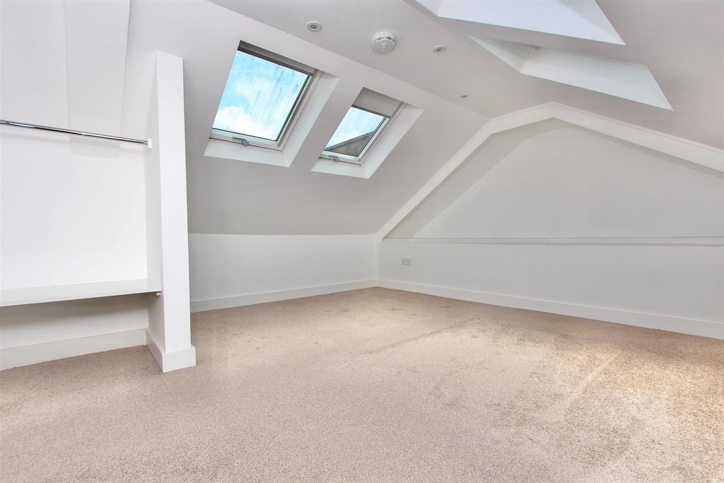 Property photo 3 of 13 Stoke Newington High Street, N16