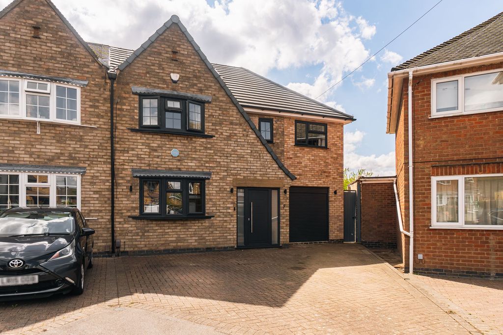 Property photo 2 of 37