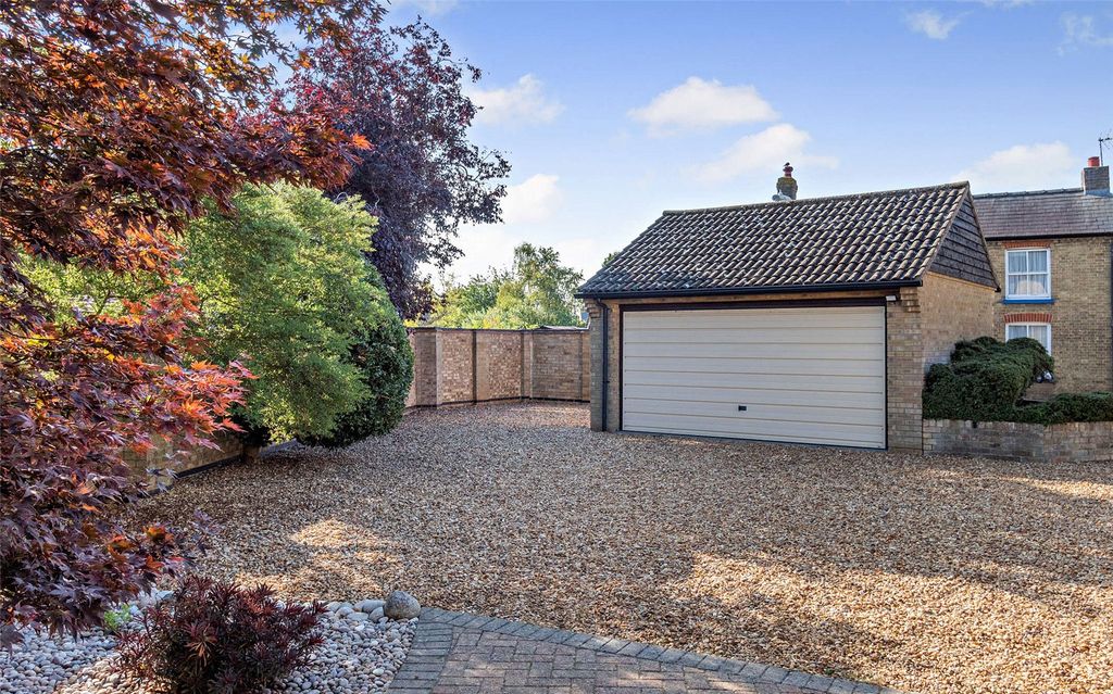 Property photo 3 of 21 Garage