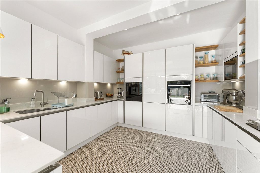 Property photo 3 of 19 Kitchen