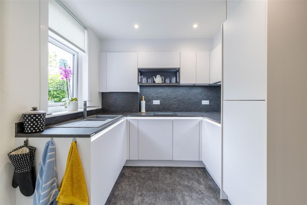 Property photo 3 of 24 20, Stanley Crescent Perth-32.Jpg