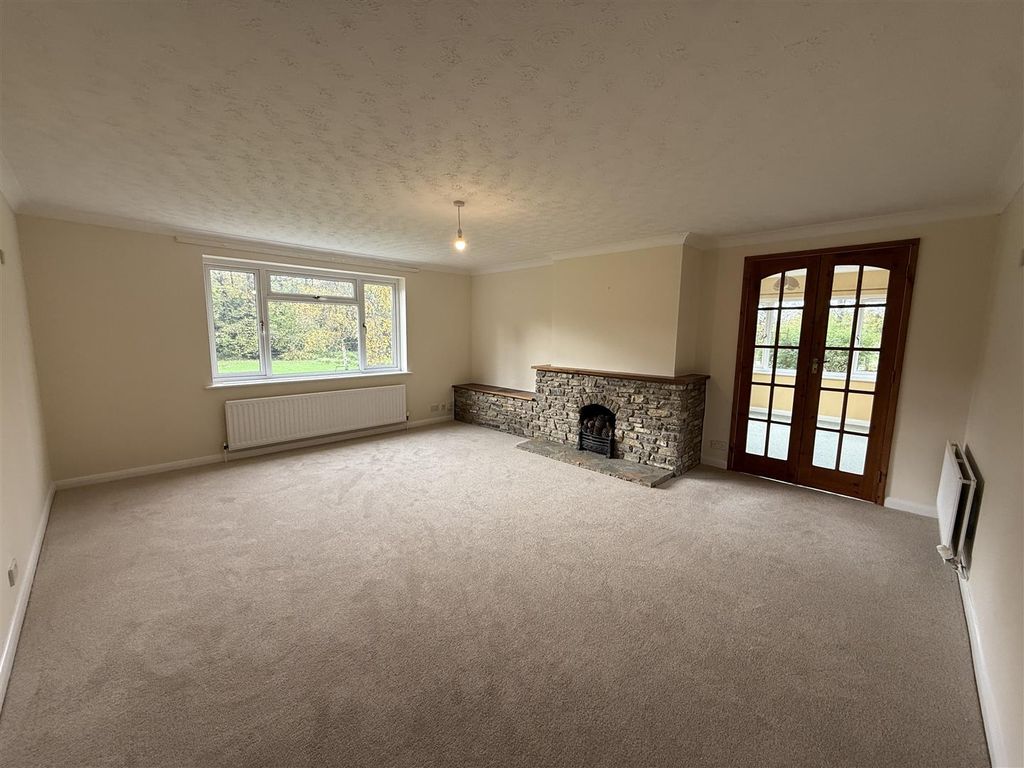 Property photo 3 of 20 Living Room