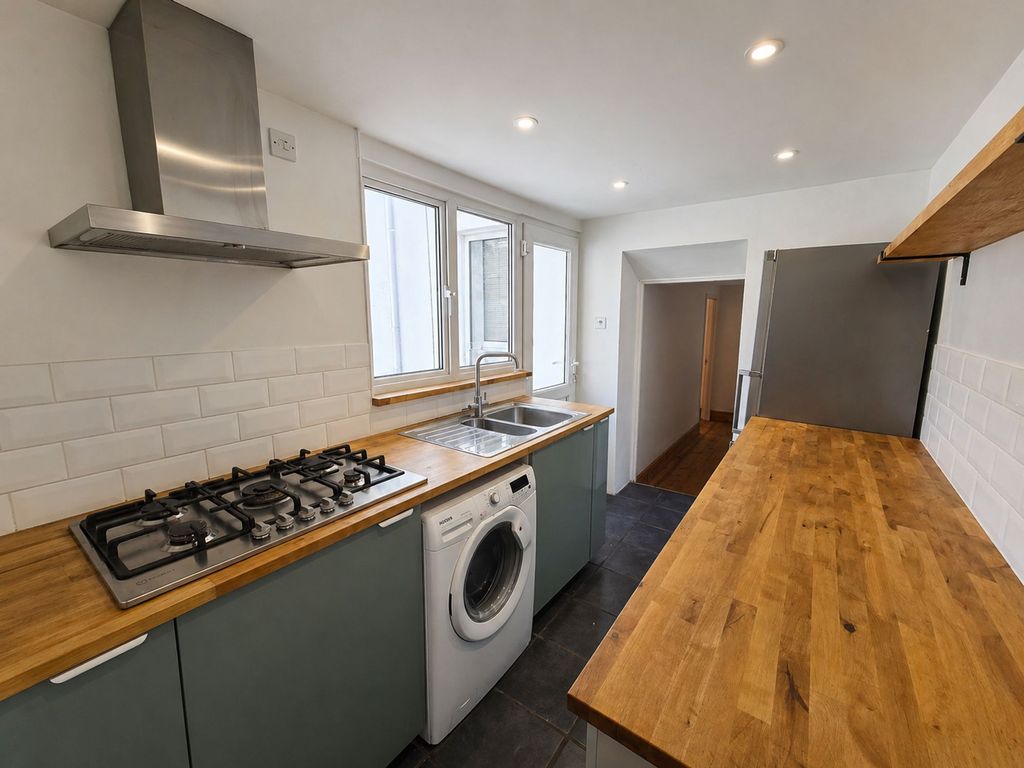 Property photo 3 of 12 Kitchen