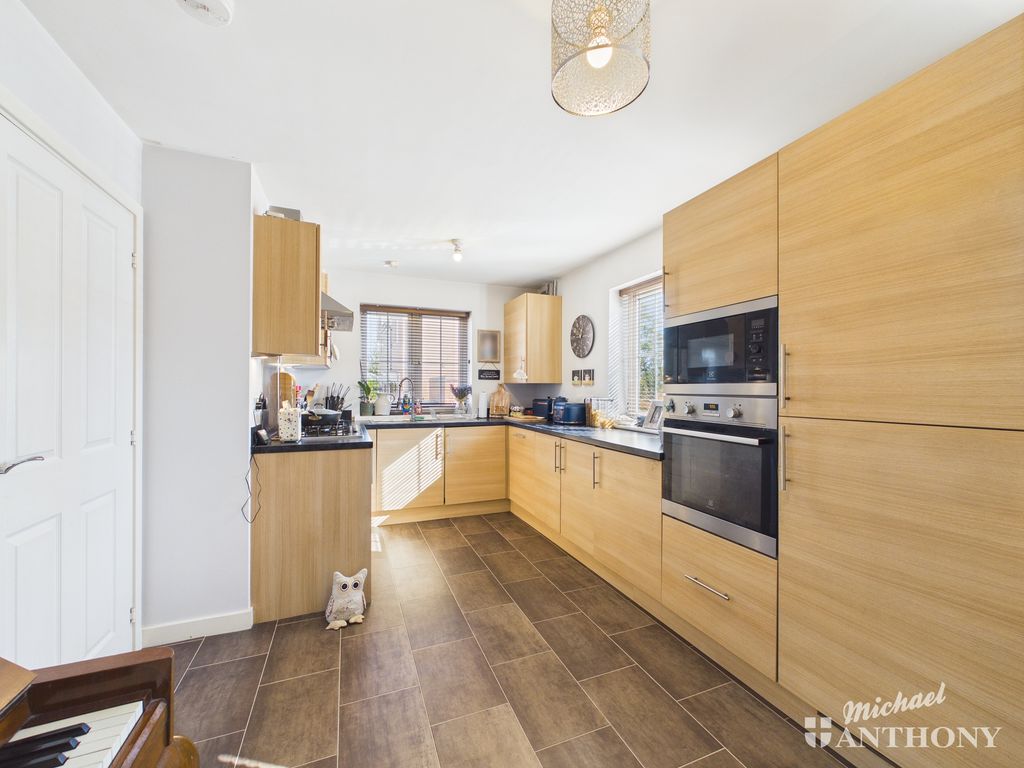 Property photo 2 of 17 Cam02773G0-Pr0420-Still001