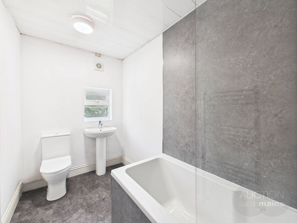Property photo 3 of 9 Bathroom
