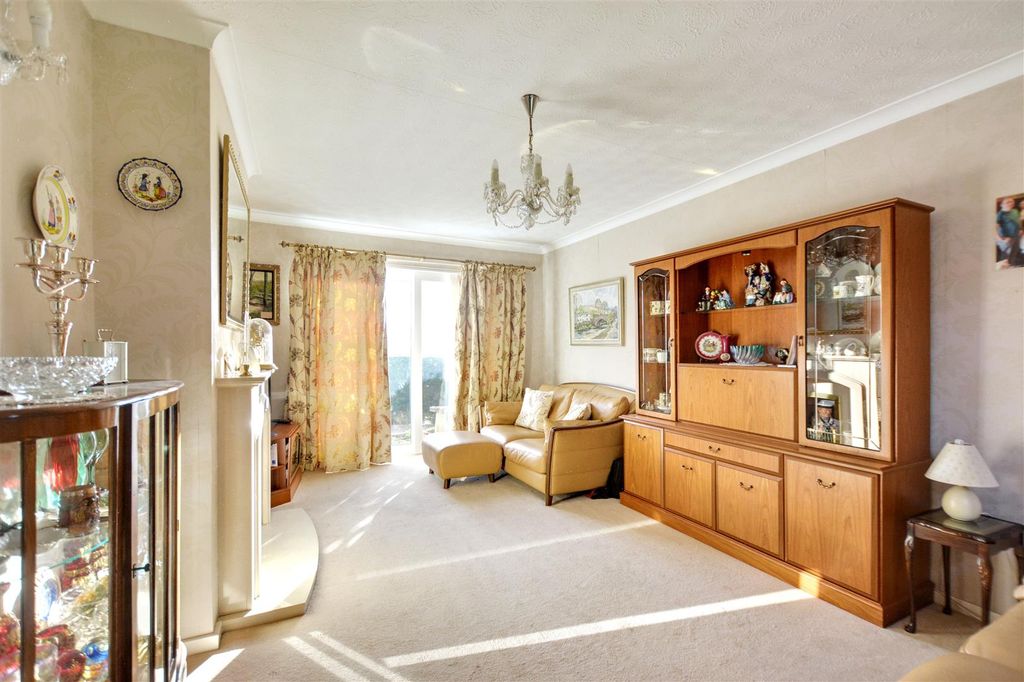 Property photo 3 of 19 Lounge_1.Jpeg