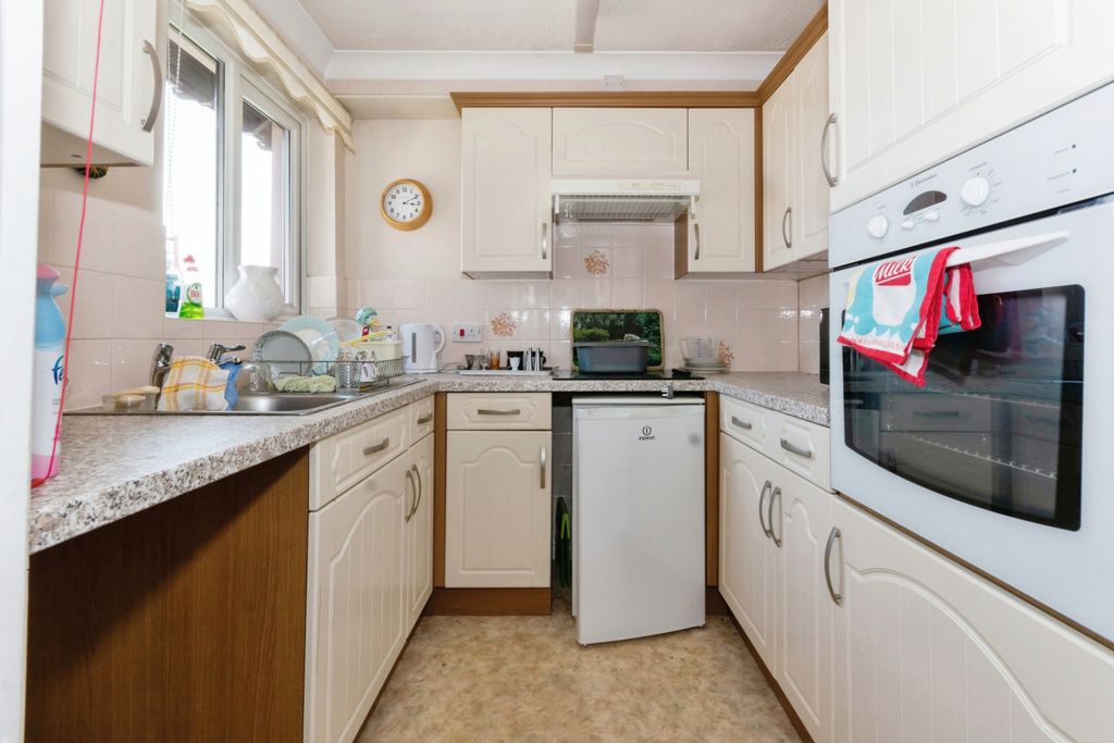 Property photo 3 of 10 Kitchen