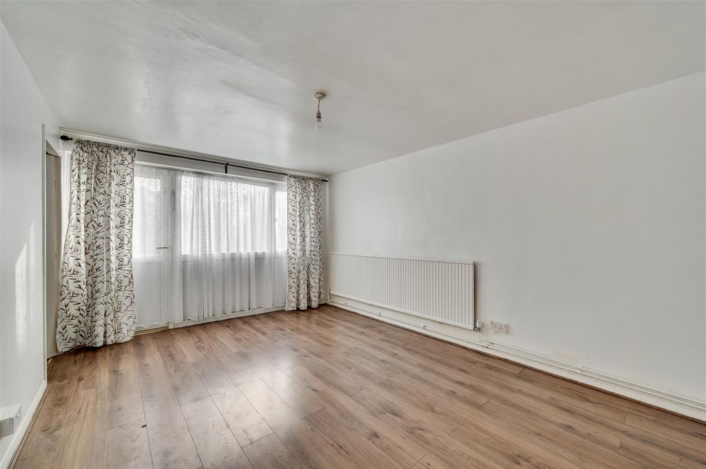 Property photo 2 of 13 Daniels_Midwood Close, Nw2 6Yl_005.Jpg