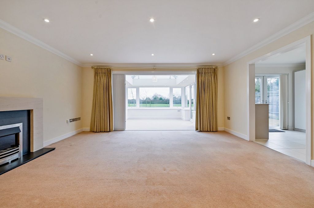 Property photo 3 of 14 Sitting Room