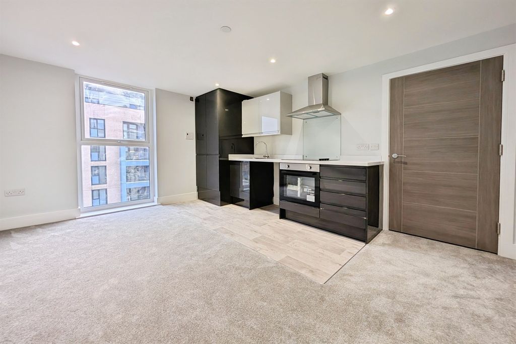 Property photo 2 of 6 (Thumbnail)