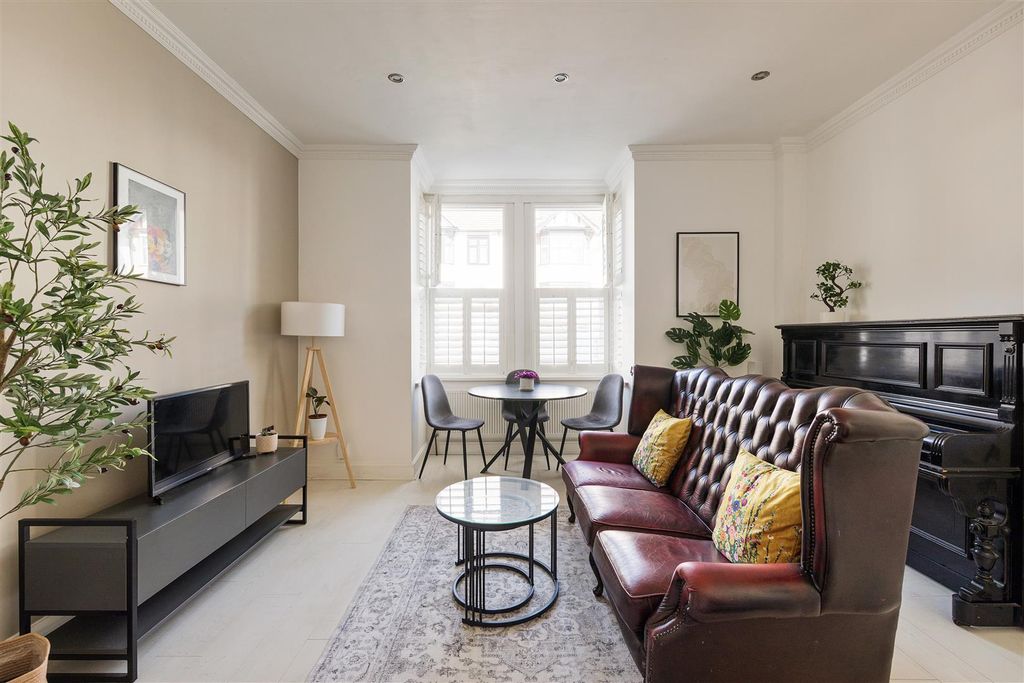Property photo 2 of 31 Ferndale Avenue, E17