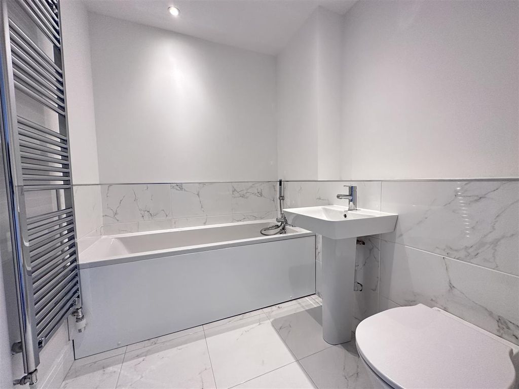 Property photo 3 of 15 Bathroom.Jpg