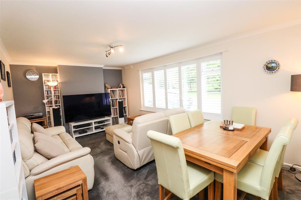 Property photo 2 of 18 Living/Dining Room