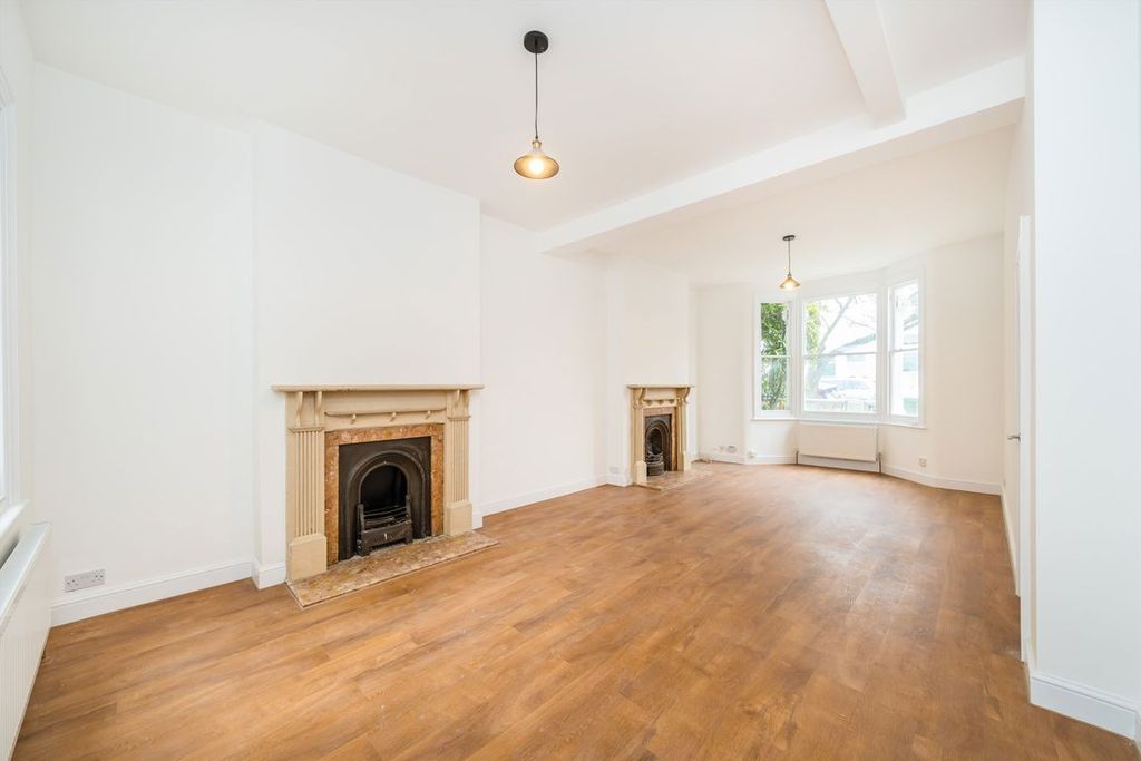 Property photo 2 of 8