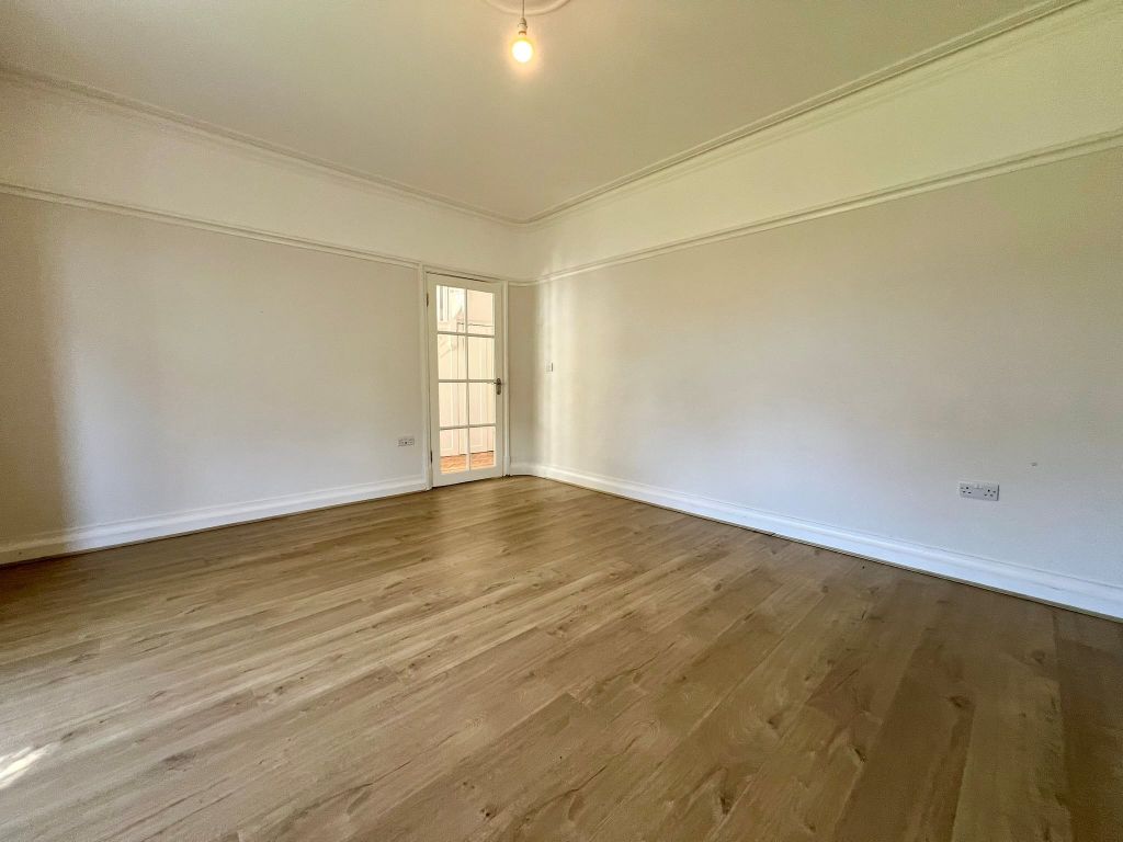 Property photo 3 of 20 Living Room Aspect 2