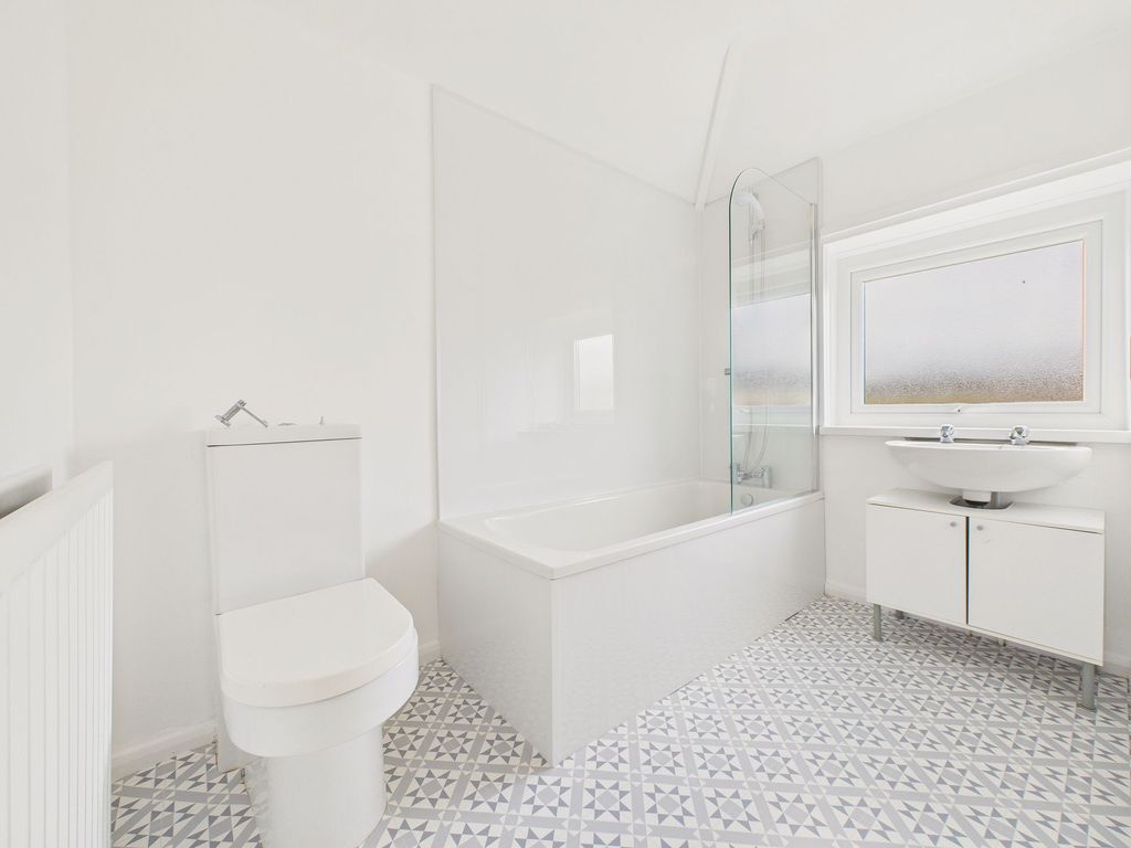 Property photo 3 of 10 Bathroom